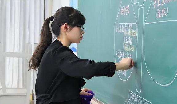 网红板书老师，新时代的网络教育现象