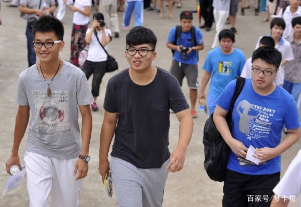 男生第一个出考场，先打两把游戏