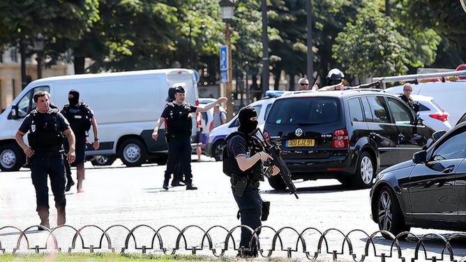 美国洛杉矶警方向抗议人群开枪事件探究