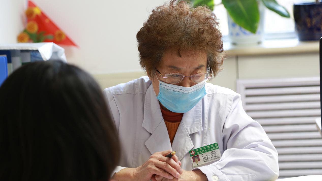女子倒药渣发现异物，医生回应揭示真相