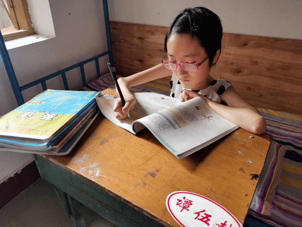 高考结束挑行李回家的女生婉拒资助，独立之美的闪耀