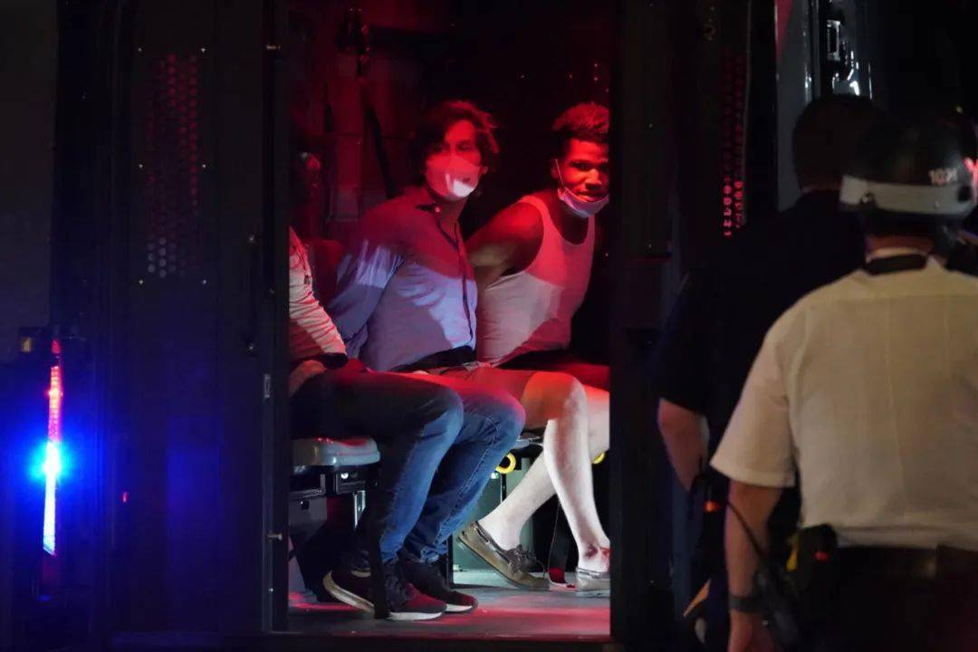 美国实施宵禁，深度解读背后的含义