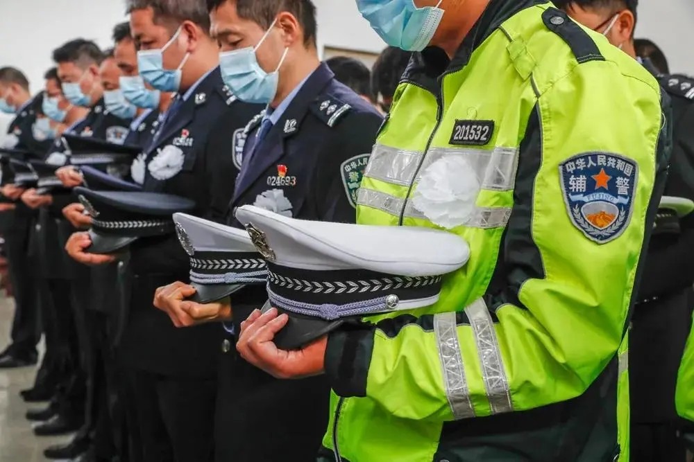 致敬英雄，一位年轻辅警的奉献与牺牲