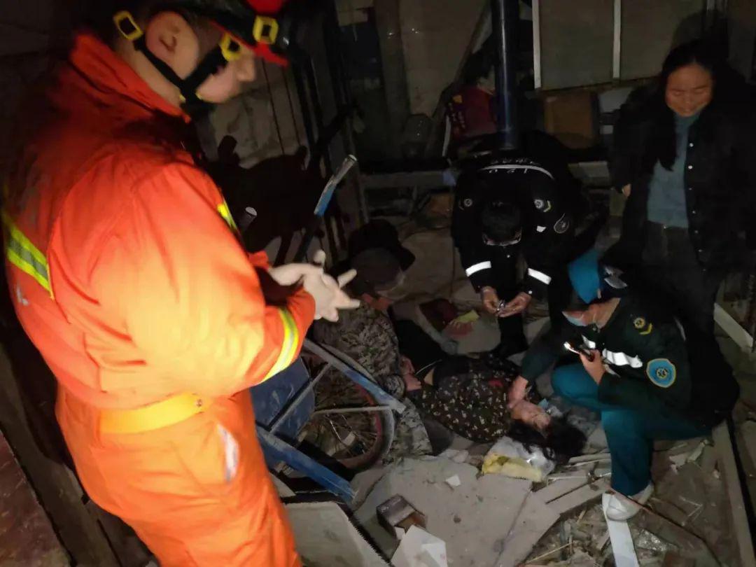 惊魂瞬间，老人骑三轮撞破电梯门坠入井