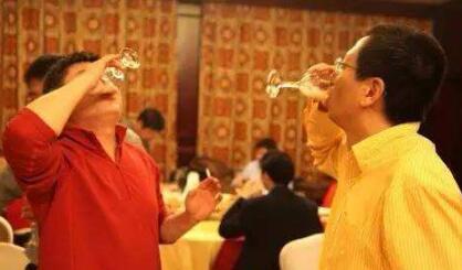 领导干部聚餐喝酒，理性看待与正确引导
