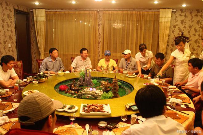 领导干部聚众喝酒，现象、影响与反思