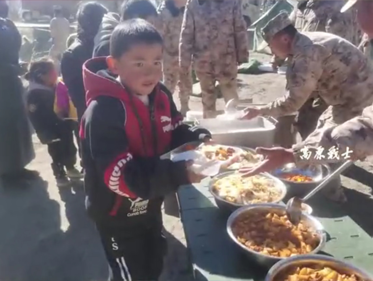 地震时两次返家干饭，勇气与决心的故事