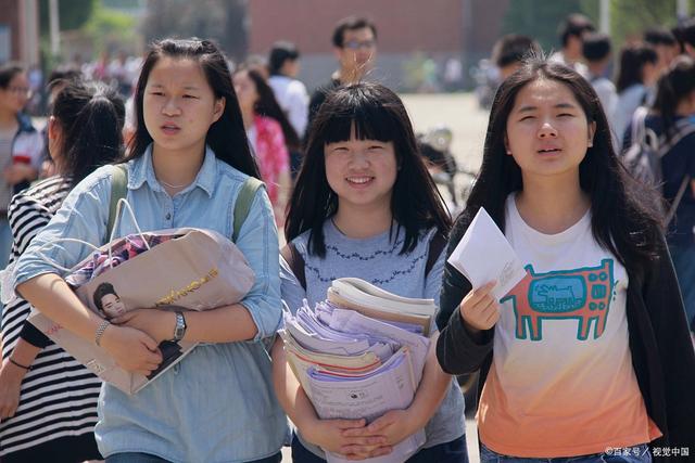 女生复读查分激动大喊有大学上了