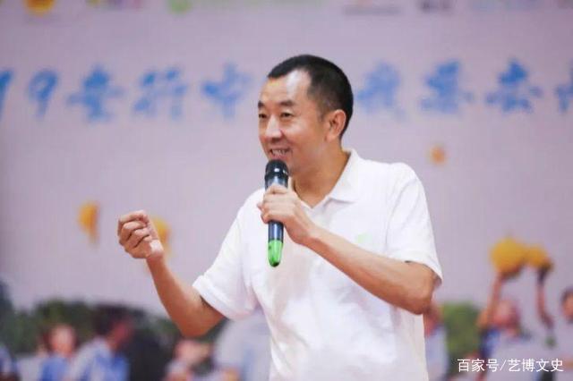 陈行甲回应给六旬建筑工签书视频走红，温暖与力量交织的人文关怀