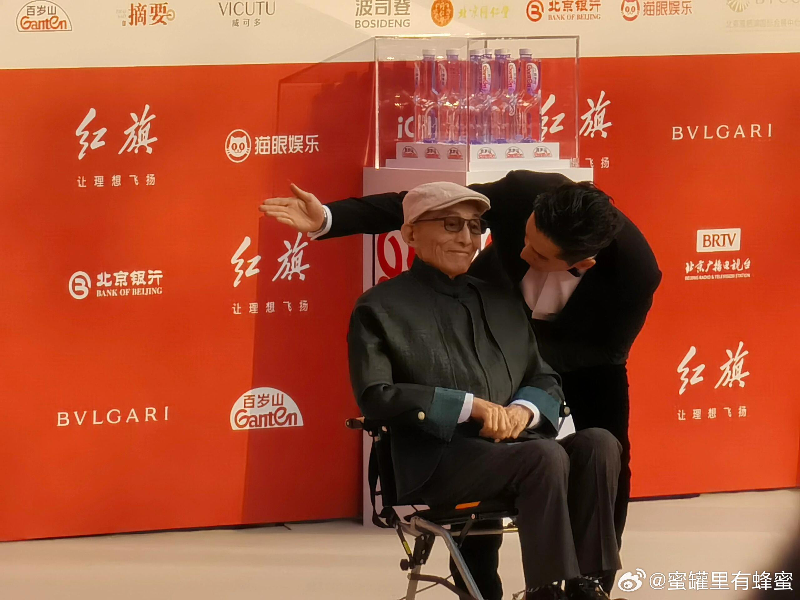 游本昌坐轮椅比心，坚毅与乐观的力量