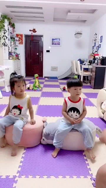 龙凤胎哥哥照顾妹妹，兄妹情深，温暖相伴