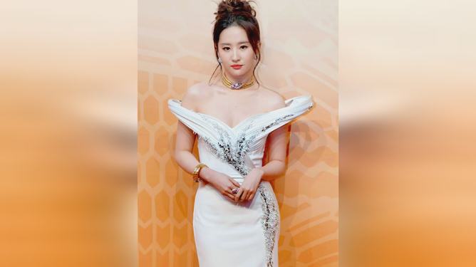 刘亦菲抹胸长裙造型美得毫不费力