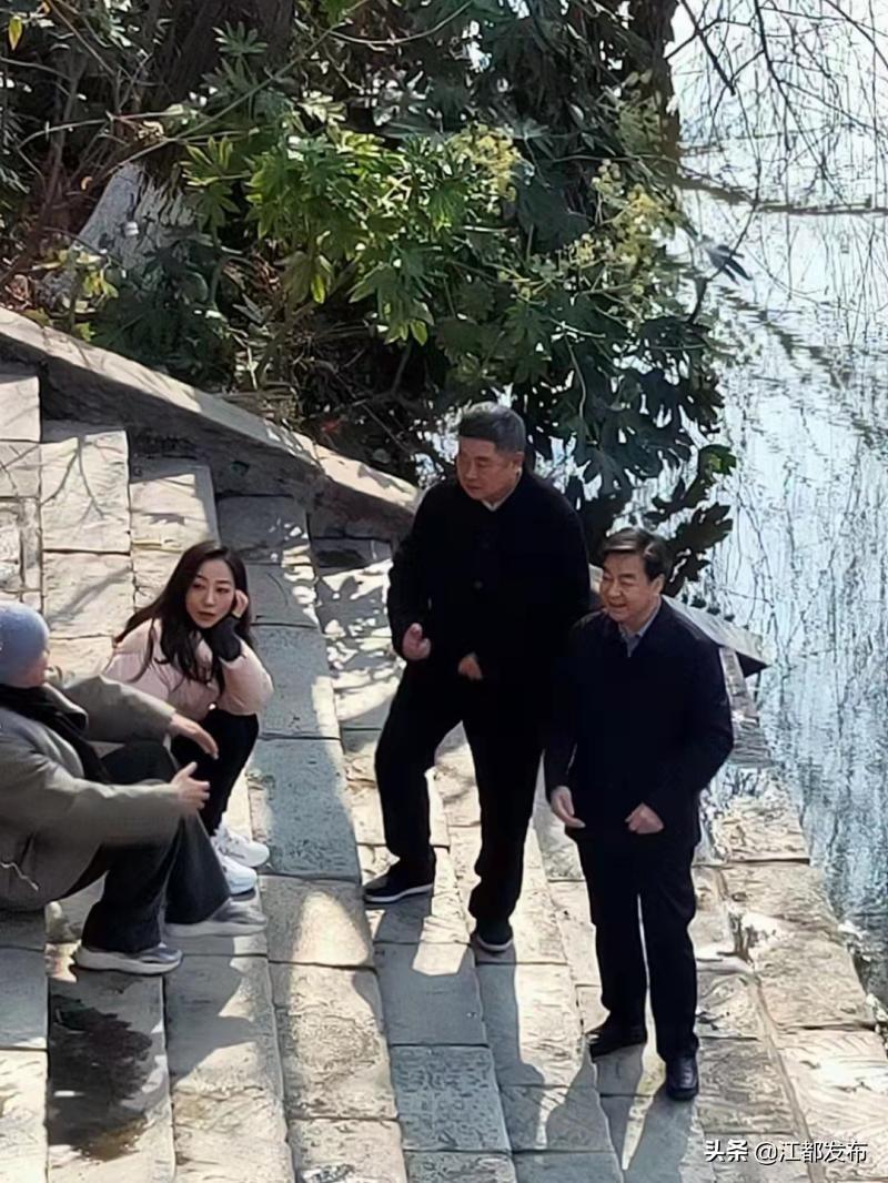 韩雪文物前打强光，文化与尊重之间的微妙平衡