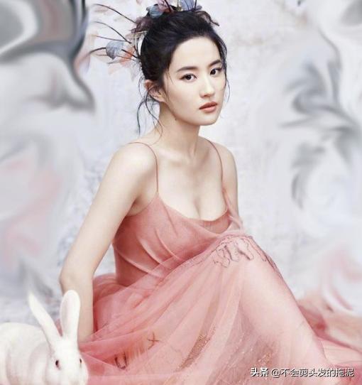 刘亦菲吃东西的真实瞬间，美食与气质并存