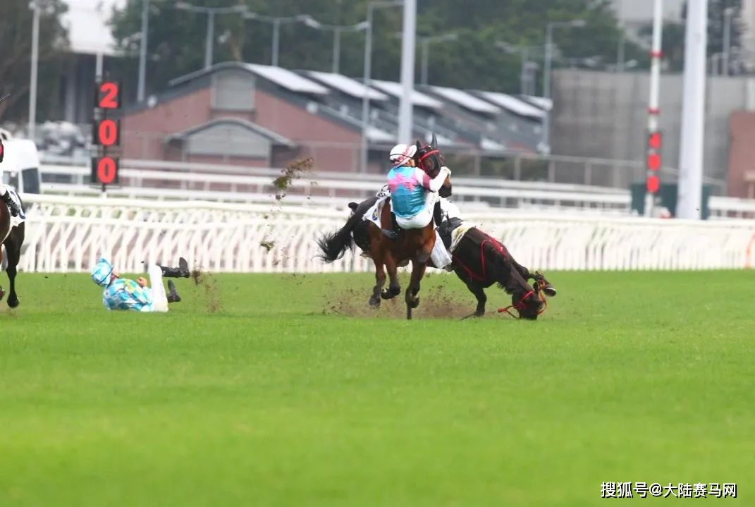 香港赛马发生严重事故，三名骑师坠马