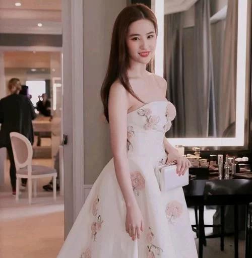 刘亦菲白色上衣，纯净之美的时尚典范