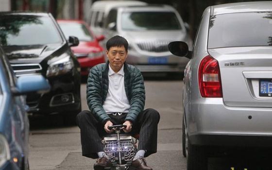 男子晒出女友的超迷你小轿车，一场萌力十足的驾驶秀
